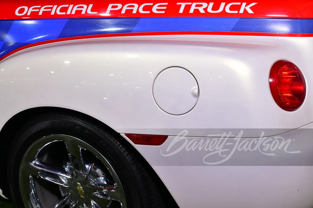2003 Chevrolet SSR - Image 12 of 18