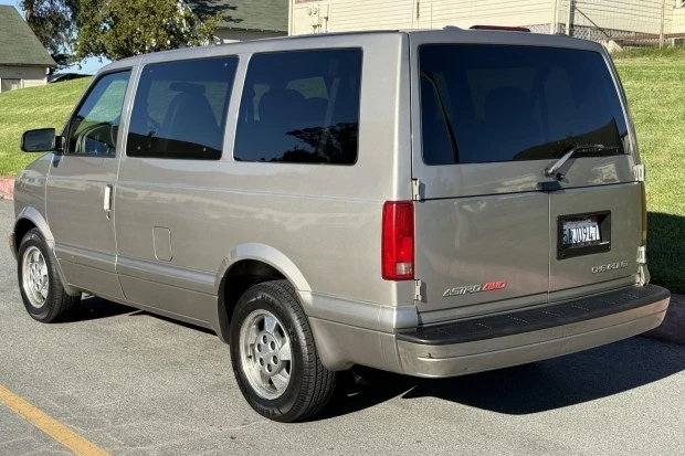 2003 Chevrolet Astro - Image 2 of 7