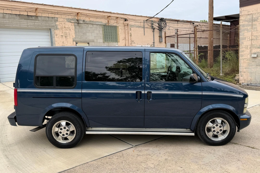 2003 Chevrolet Astro - Image 3 of 31