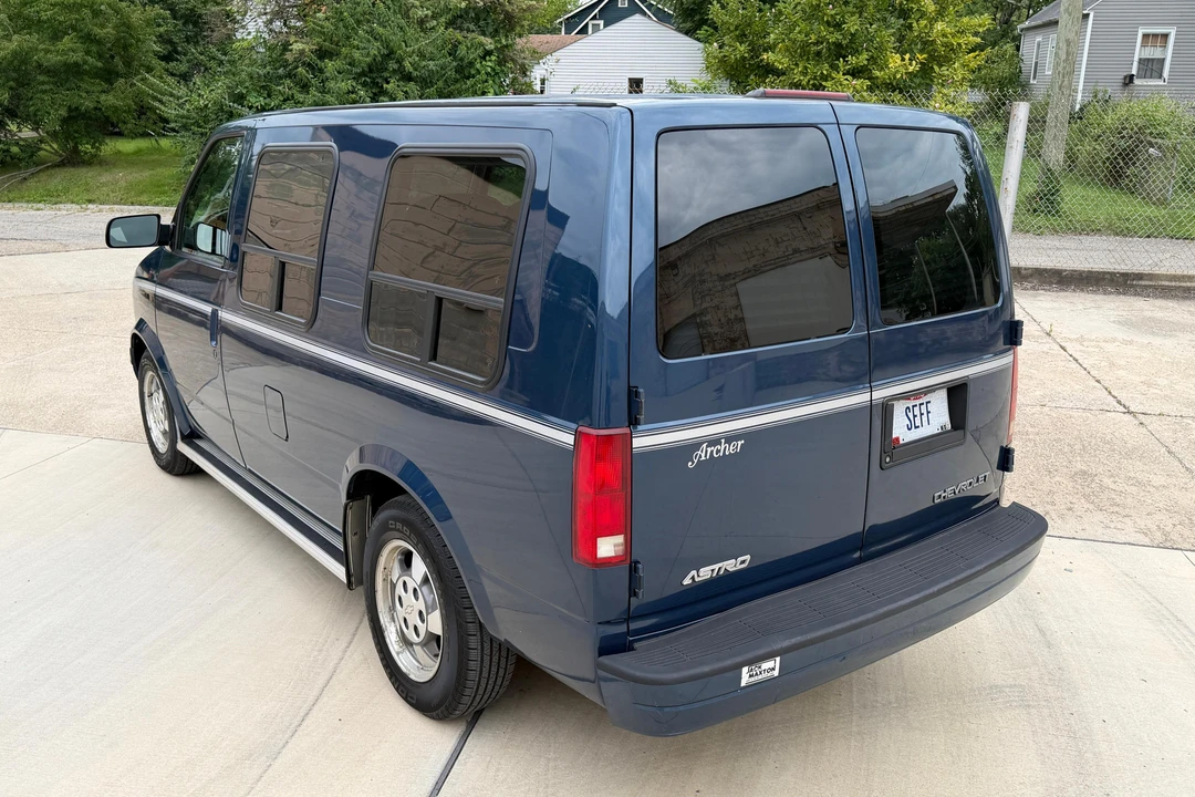 2003 Chevrolet Astro - Image 4 of 31
