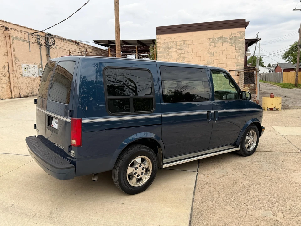 2003 Chevrolet Astro - Image 10 of 31