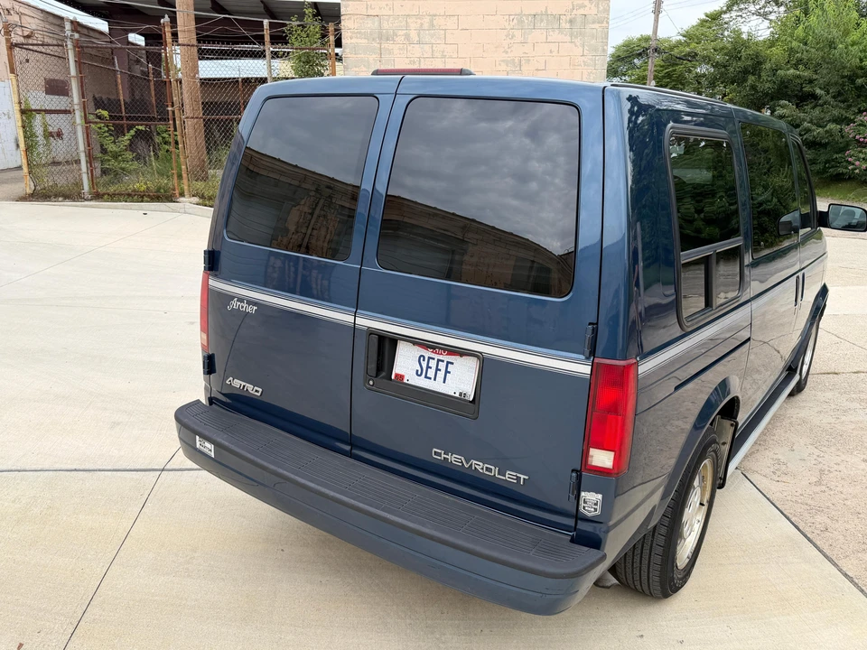 2003 Chevrolet Astro - Image 9 of 31