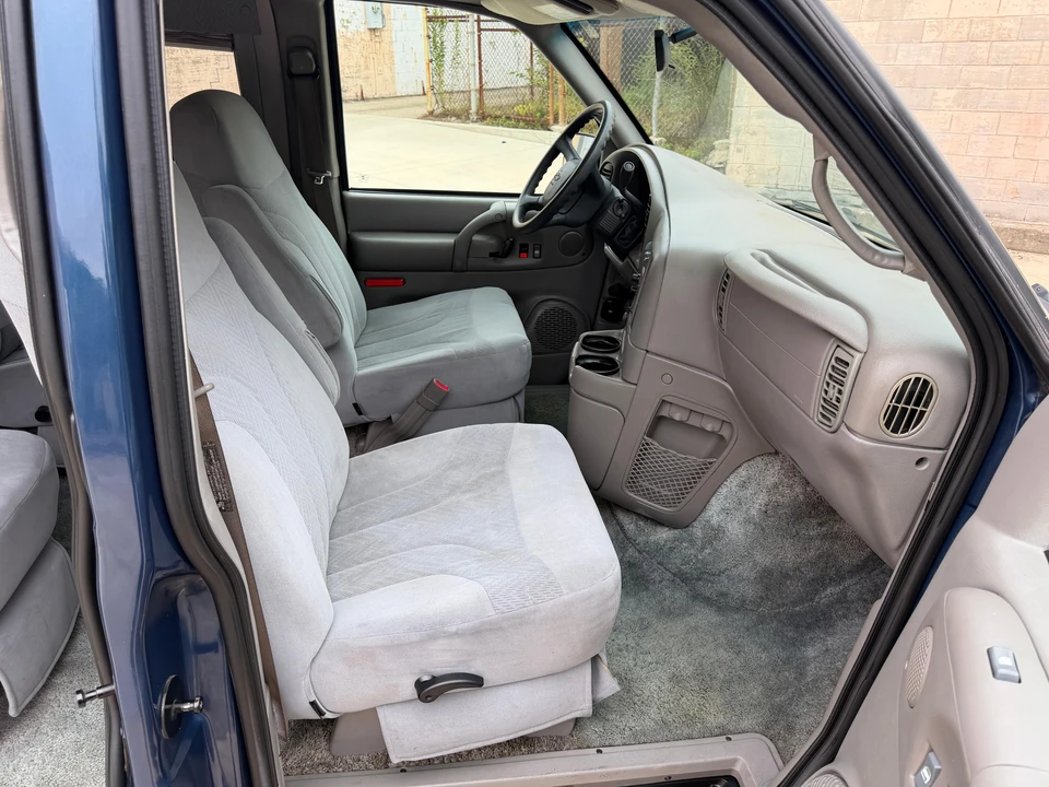 2003 Chevrolet Astro - Image 27 of 31