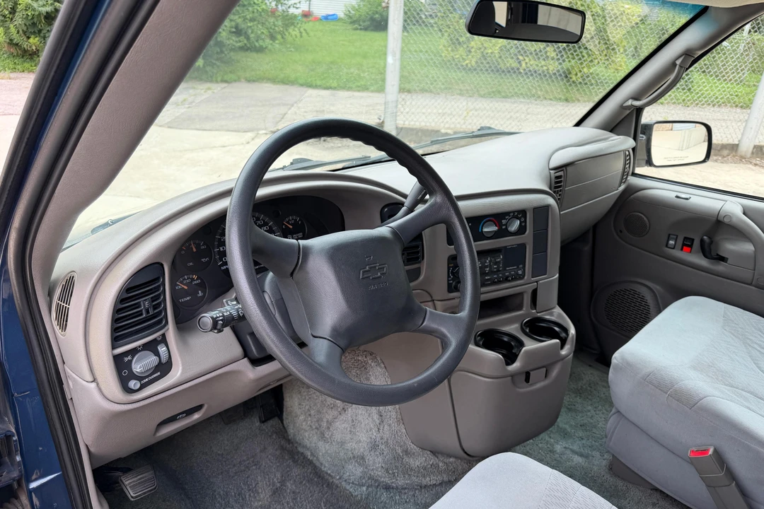 2003 Chevrolet Astro - Image 23 of 31