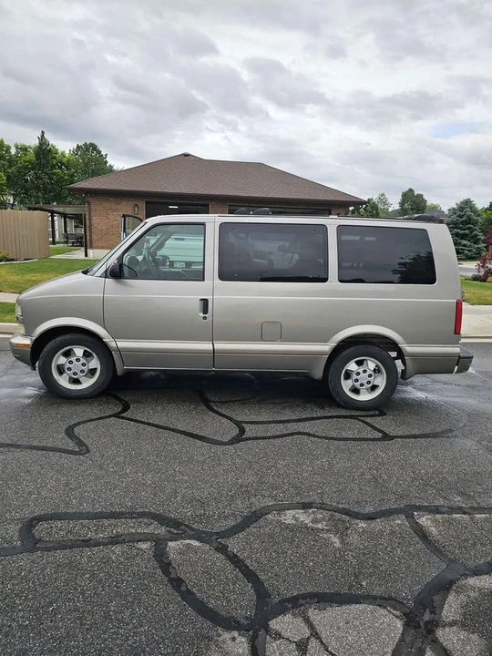 2003 Chevrolet Astro - Image 2 of 13