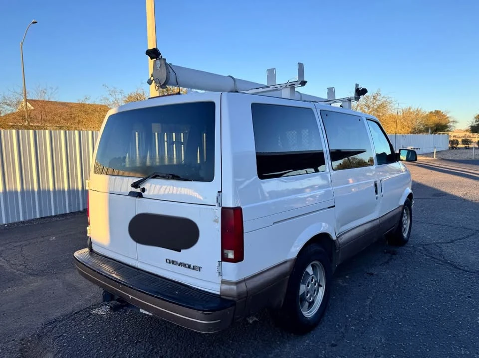 2003 Chevrolet Astro - Image 2 of 11