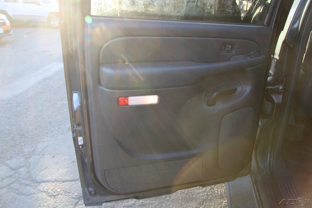 2003 Chevrolet Avalanche - Image 17 of 21