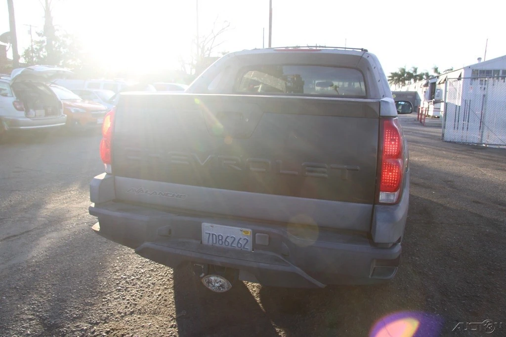 2003 Chevrolet Avalanche - Image 4 of 21