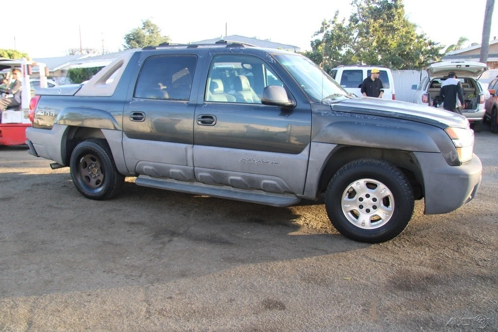2003 Chevrolet Avalanche - Image 2 of 21