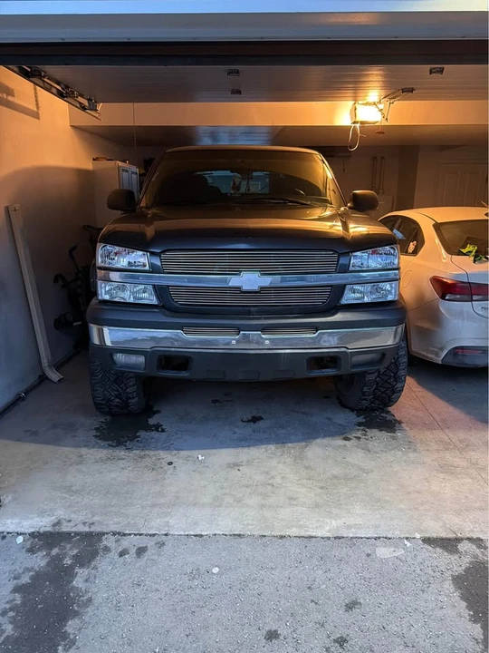 2003 Chevrolet Avalanche - Image 2 of 2