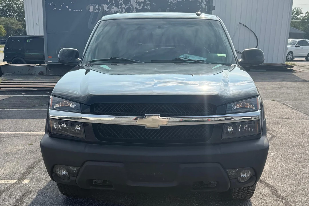2003 Chevrolet Avalanche - Image 2 of 31