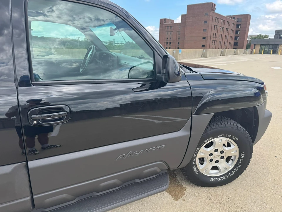 2003 Chevrolet Avalanche - Image 29 of 31