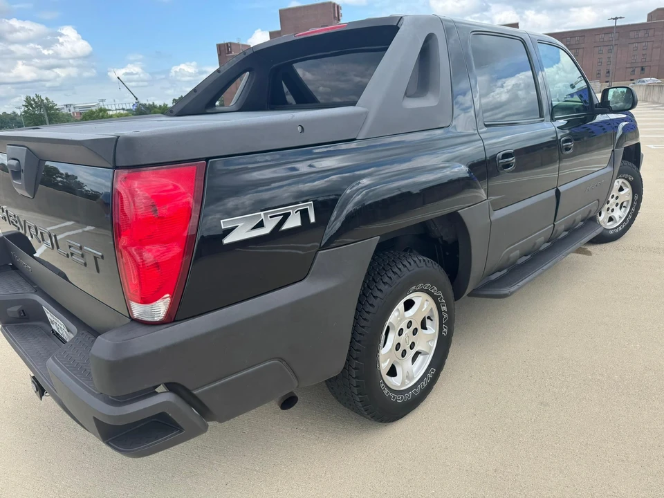 2003 Chevrolet Avalanche - Image 27 of 31