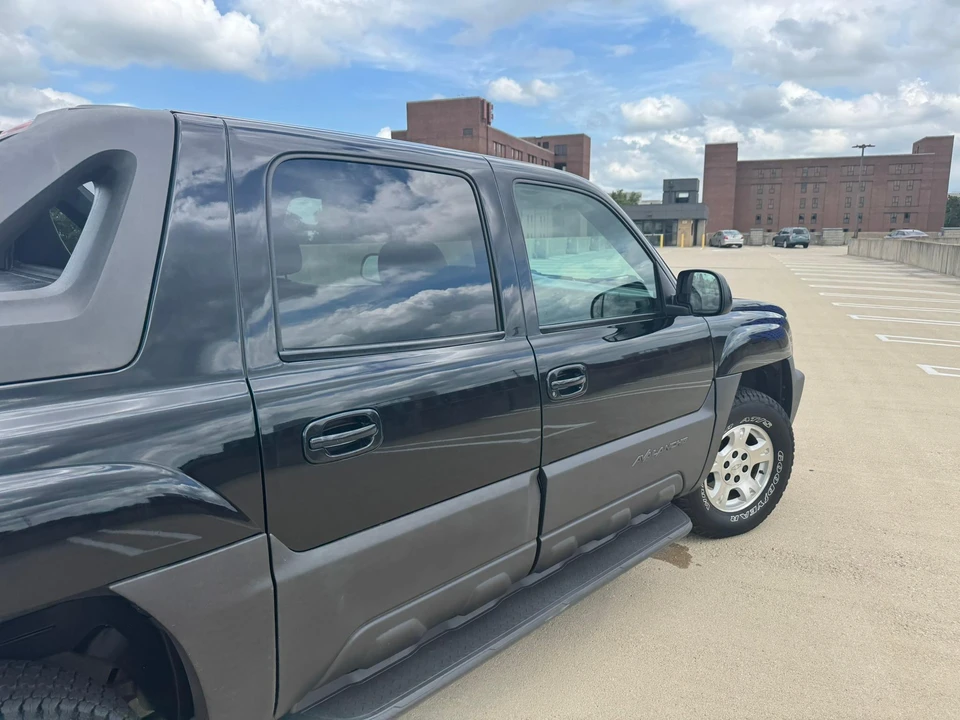 2003 Chevrolet Avalanche - Image 28 of 31