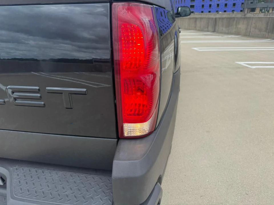 2003 Chevrolet Avalanche - Image 24 of 31