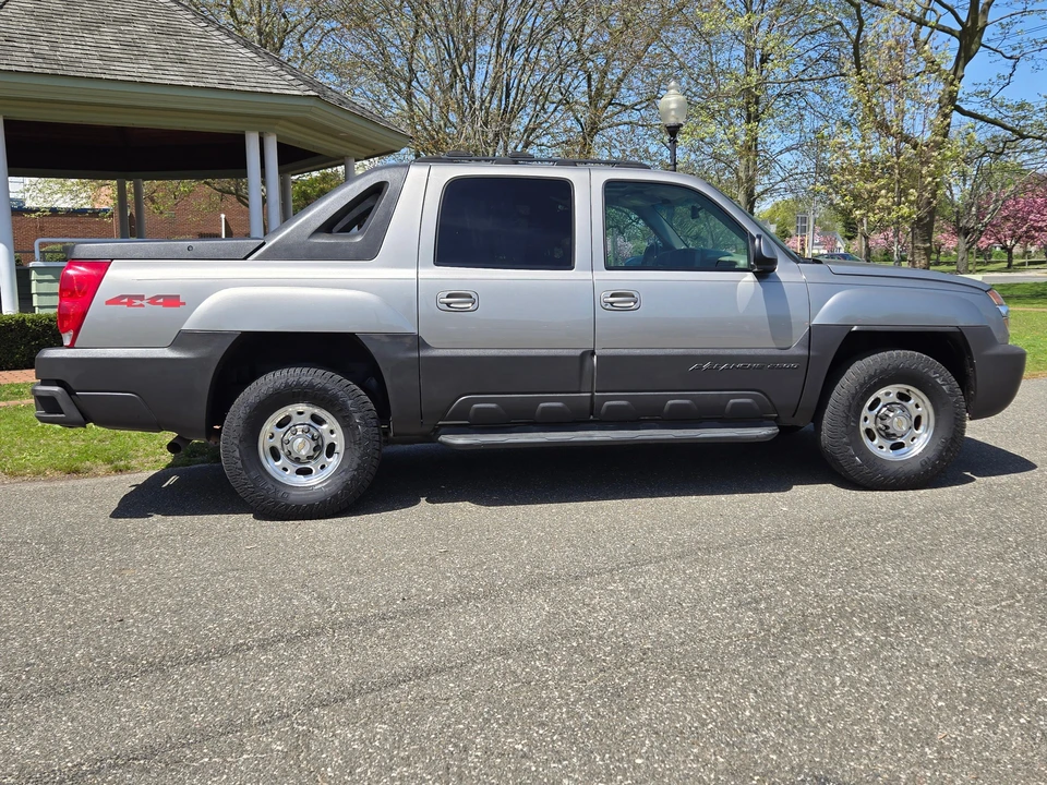 2003 Chevrolet Avalanche - Image 24 of 31