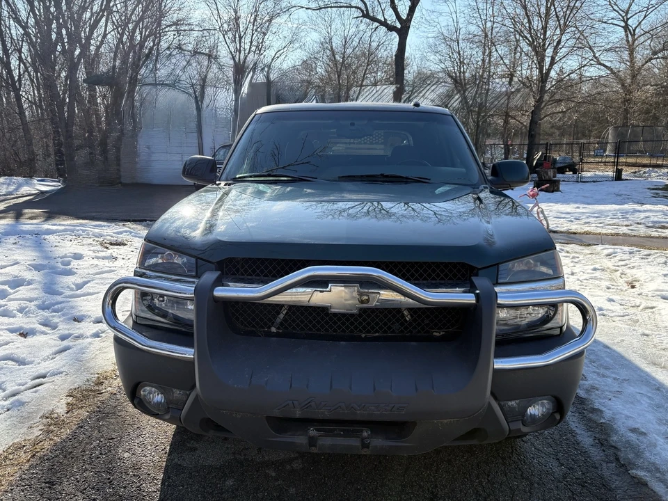 2003 Chevrolet Avalanche - Image 2 of 12