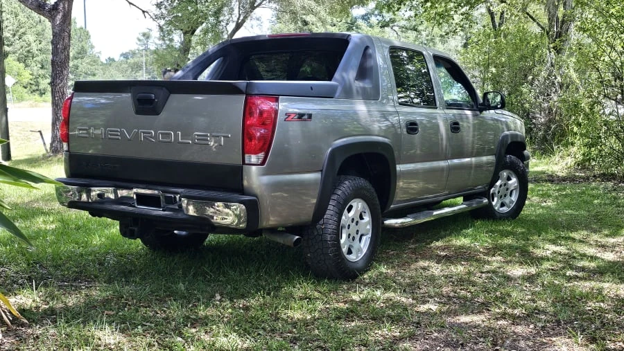 2003 Chevrolet Avalanche - Image 2 of 25