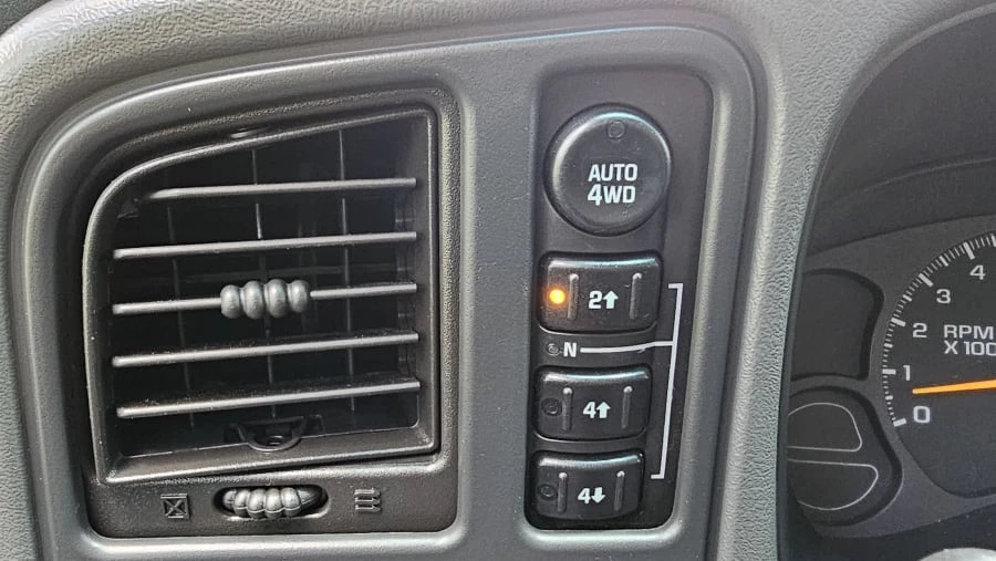 2003 Chevrolet Avalanche - Image 11 of 25