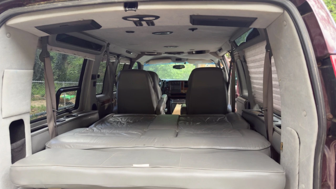 2003 Chevrolet Express - Image 12 of 13
