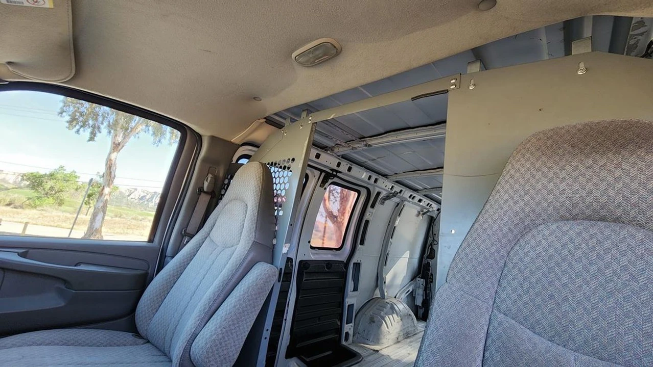 2003 Chevrolet Express - Image 16 of 21