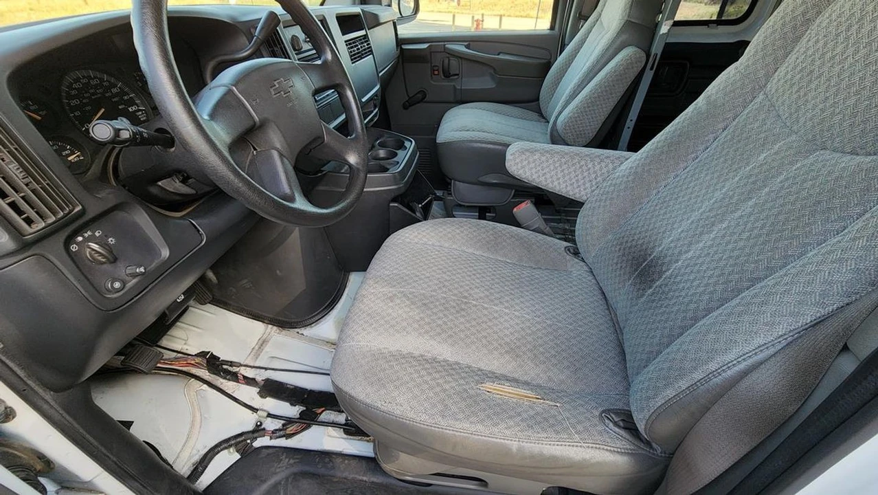 2003 Chevrolet Express - Image 13 of 21