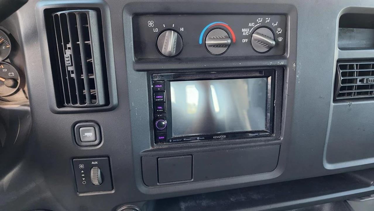 2003 Chevrolet Express - Image 19 of 21