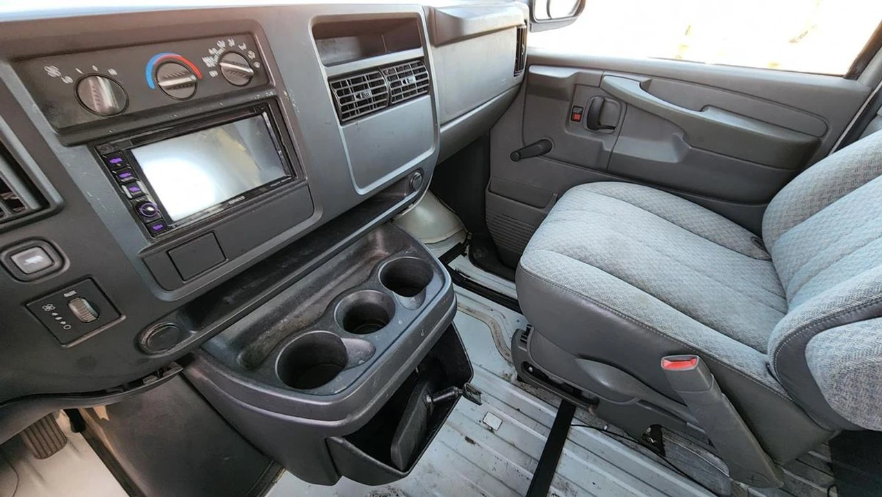 2003 Chevrolet Express - Image 18 of 21