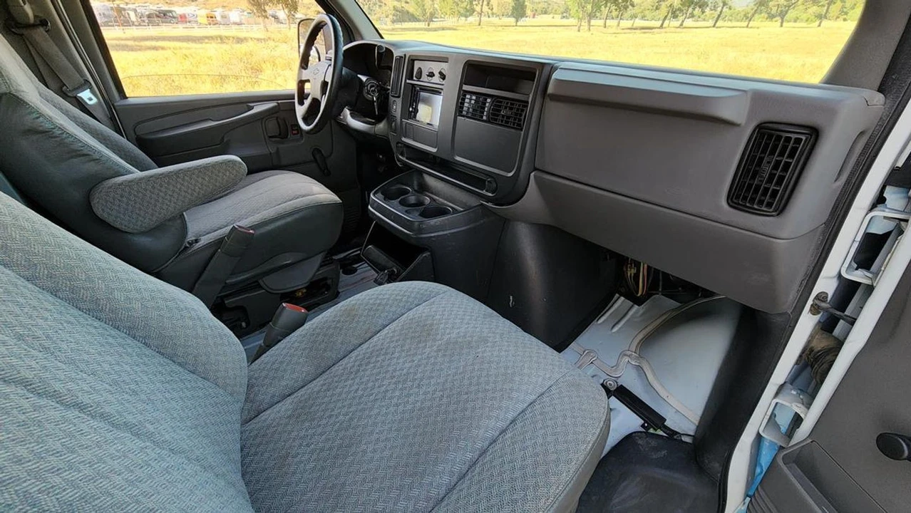 2003 Chevrolet Express - Image 9 of 12