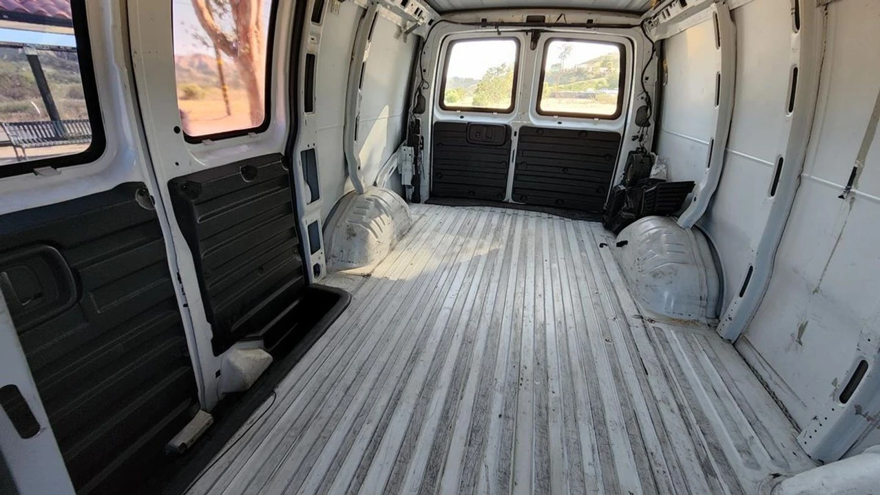 2003 Chevrolet Express - Image 21 of 21