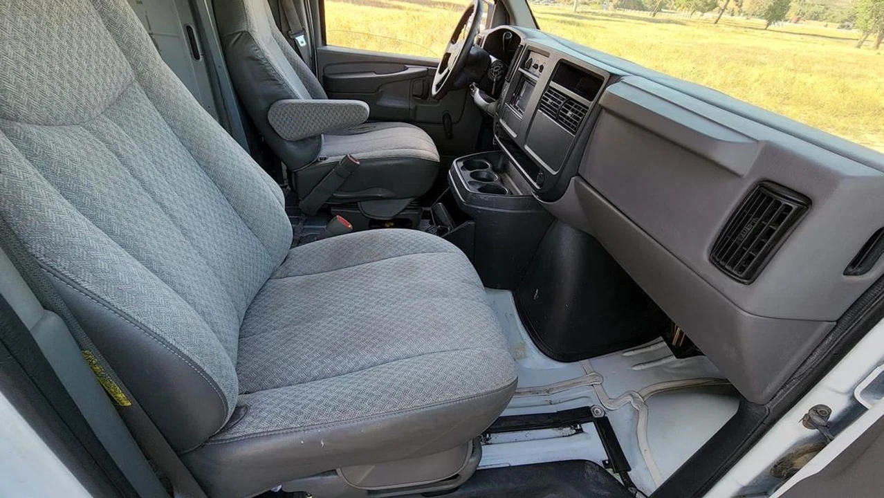 2003 Chevrolet Express - Image 14 of 21