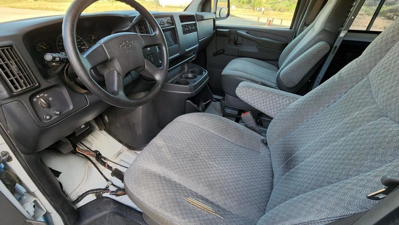 2003 Chevrolet Express - Image 8 of 21