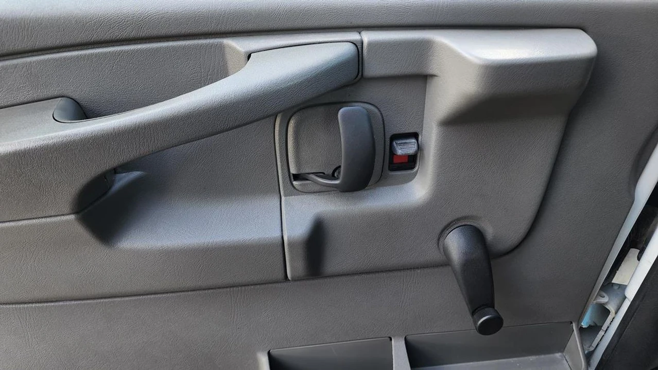 2003 Chevrolet Express - Image 20 of 21