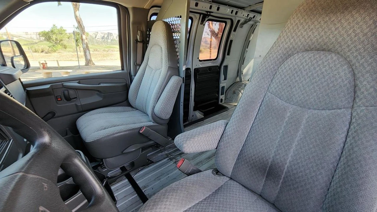 2003 Chevrolet Express - Image 15 of 21