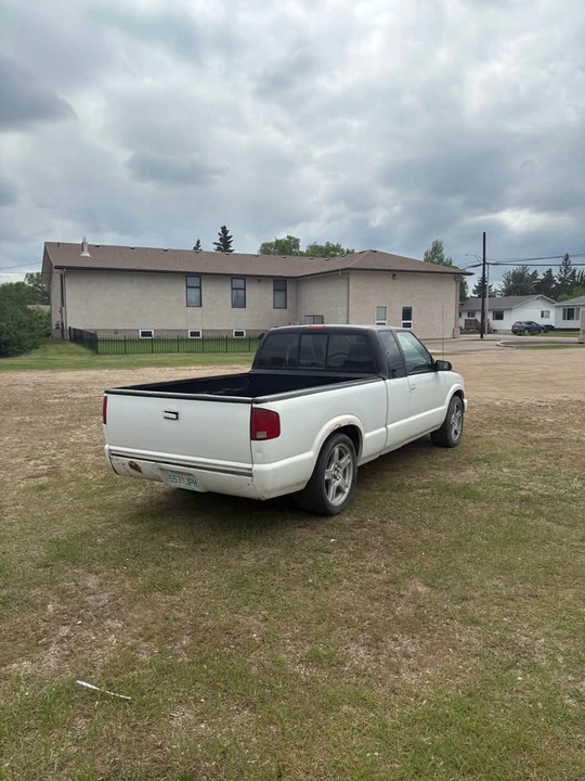 2003 Chevrolet S-10 - Image 2 of 10