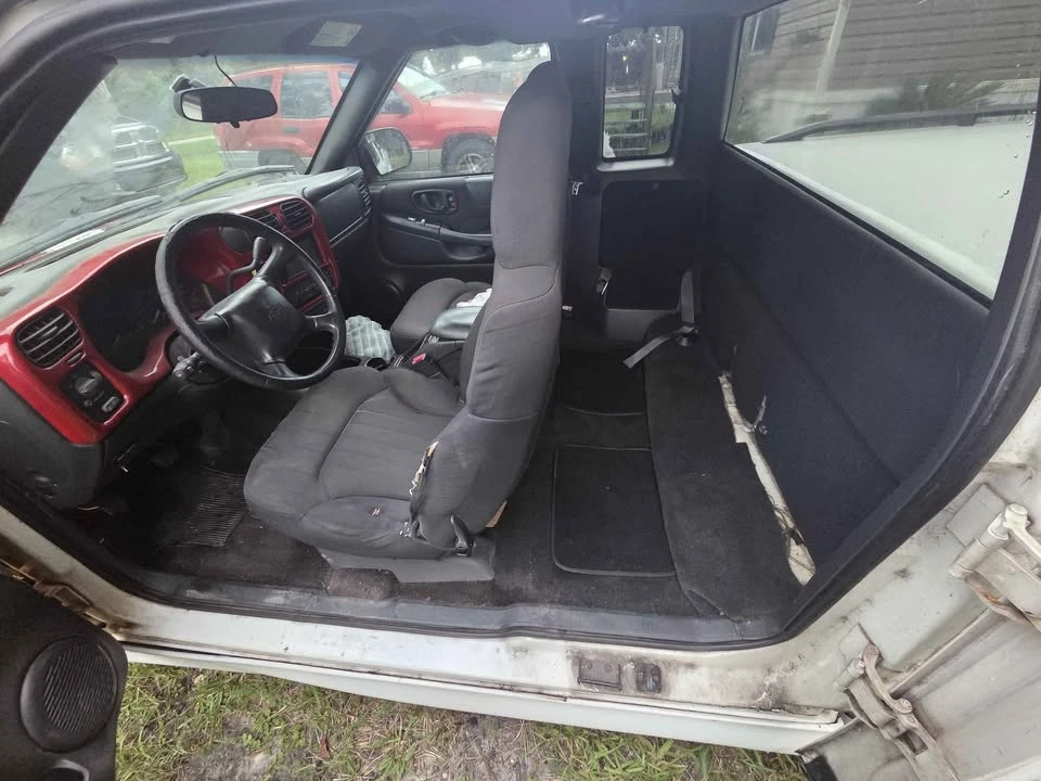 2003 Chevrolet S-10 - Image 4 of 13