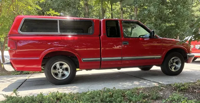 2003 Chevrolet S10 Extended Cab Pickup with Bed Cap