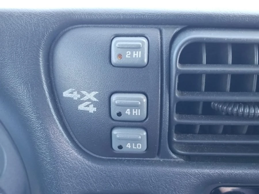 2003 Chevrolet S-10 - Image 8 of 14