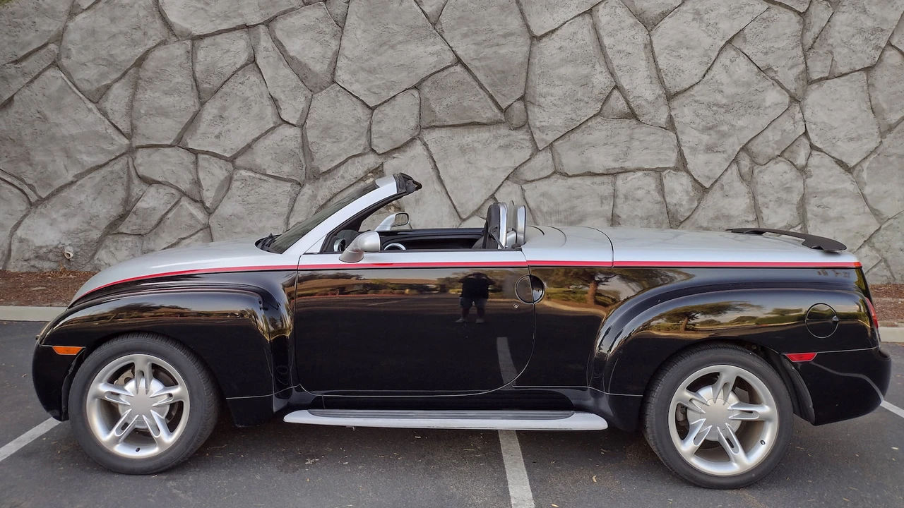 2003 Chevrolet SSR - Image 2 of 17