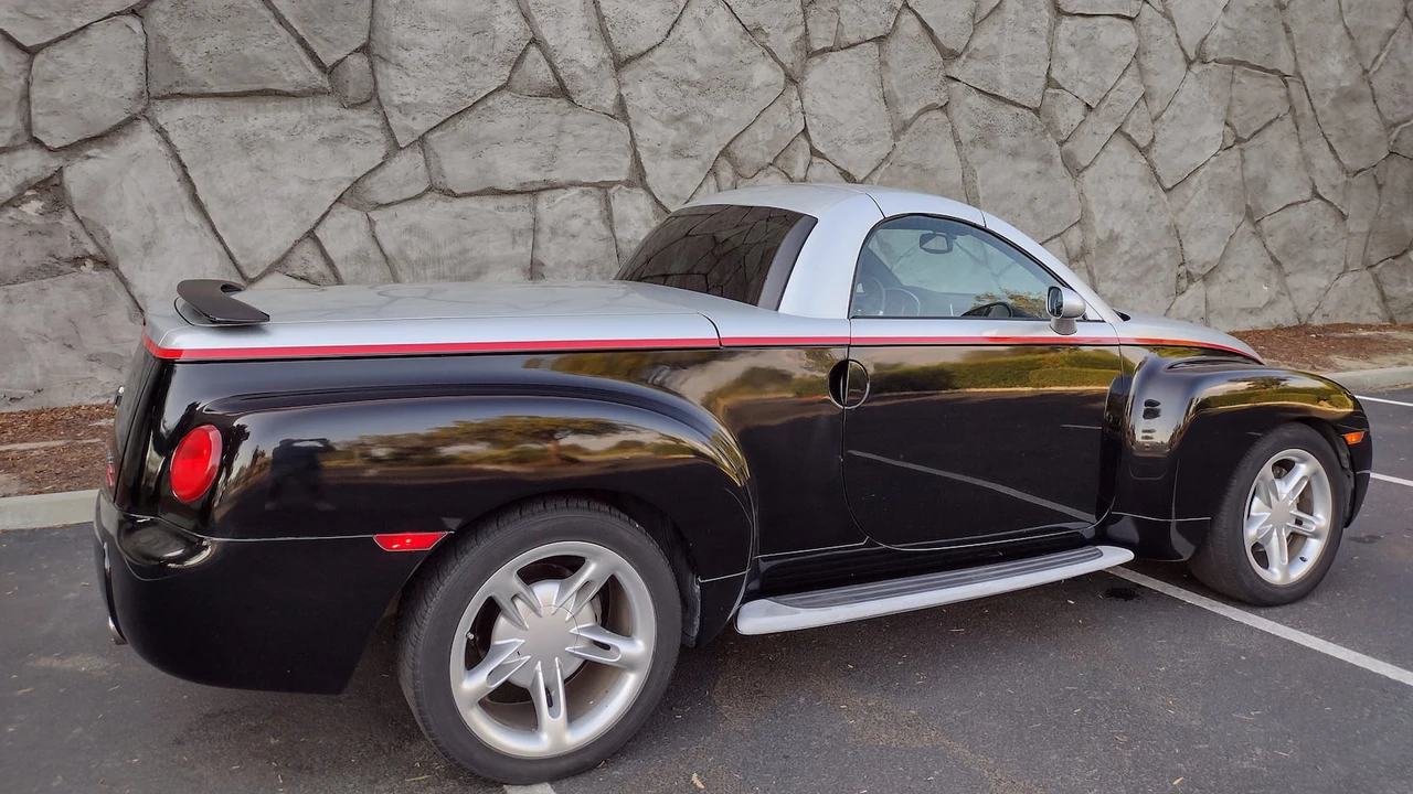 2003 Chevrolet SSR - Image 3 of 17