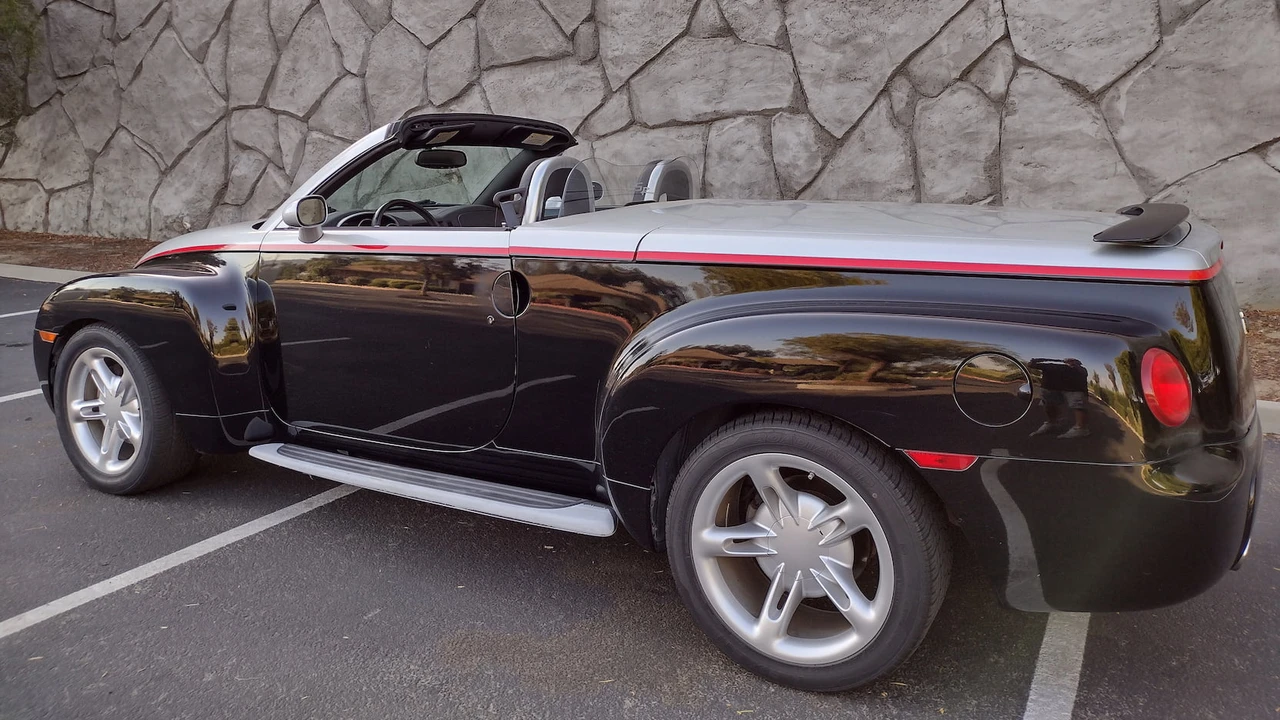 2003 Chevrolet SSR - Image 9 of 17
