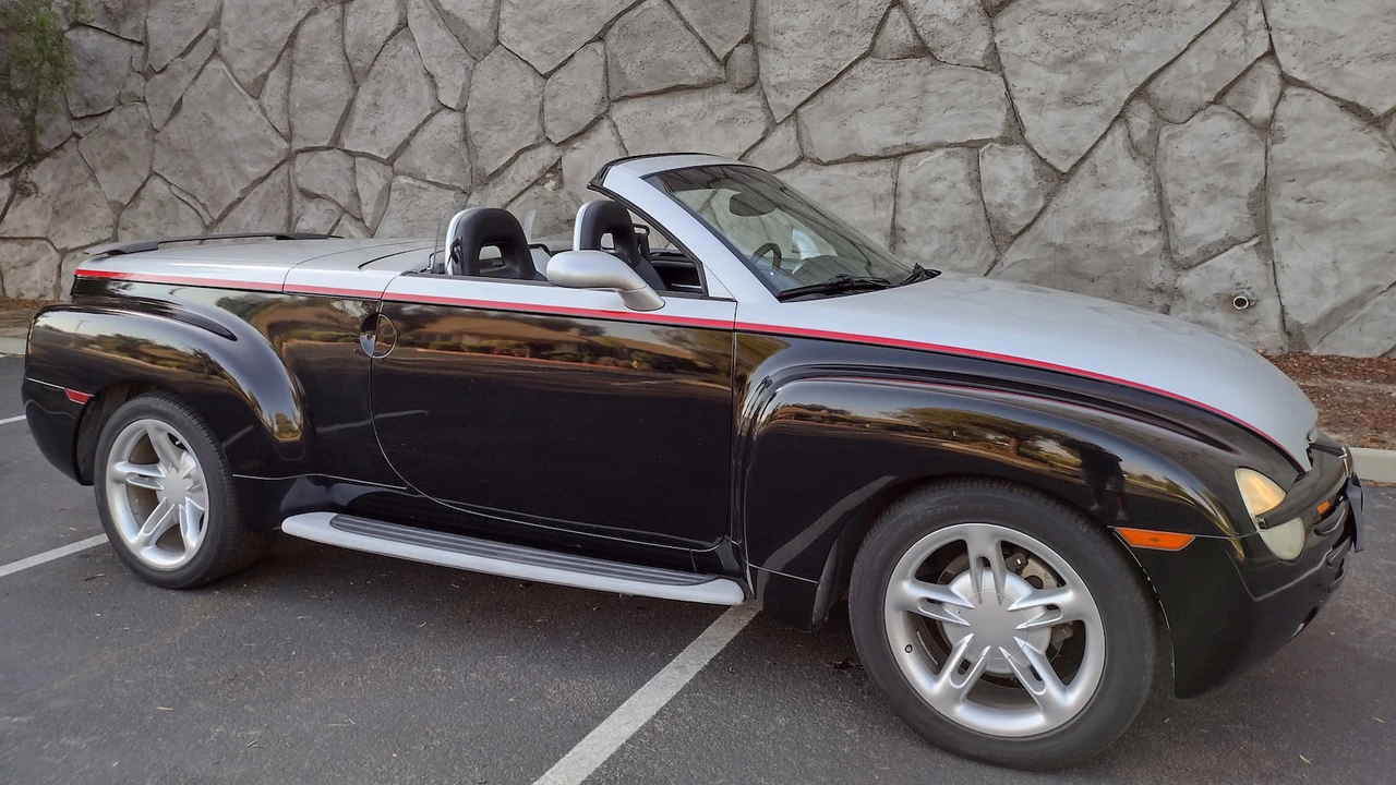 2003 Chevrolet SSR - Image 10 of 17