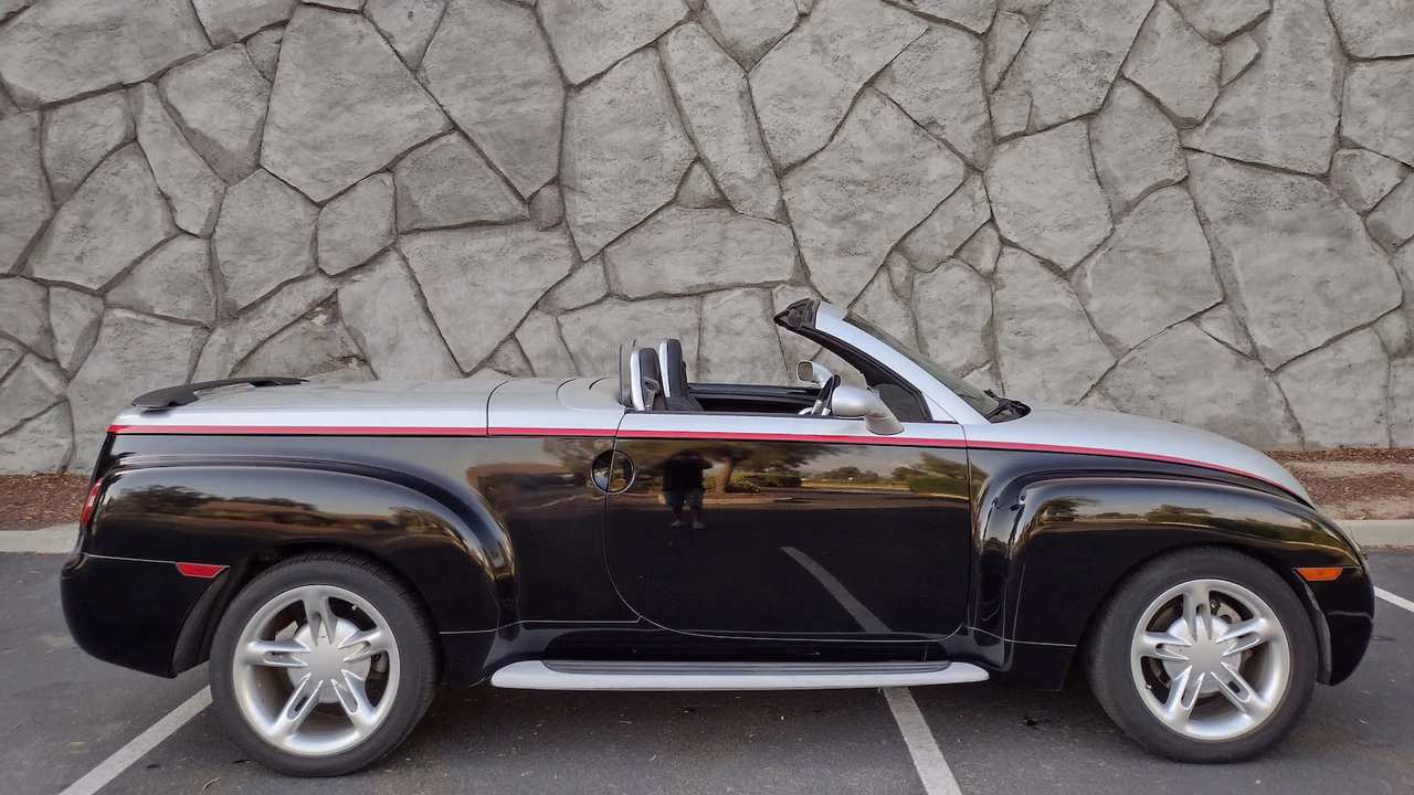 2003 Chevrolet SSR - Image 11 of 17