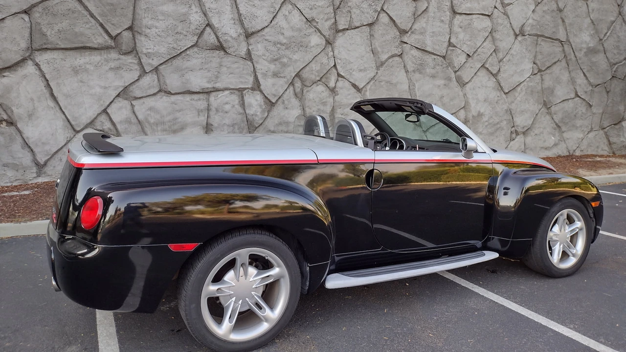 2003 Chevrolet SSR - Image 12 of 17