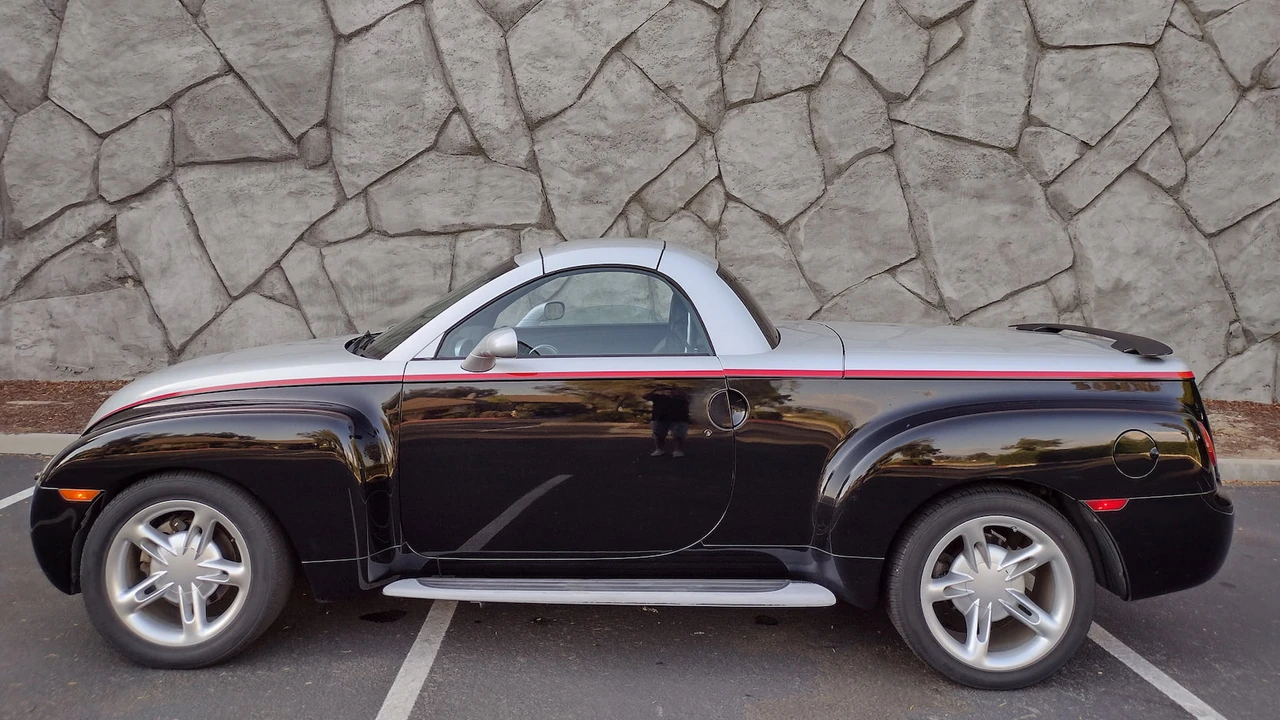 2003 Chevrolet SSR - Image 16 of 17