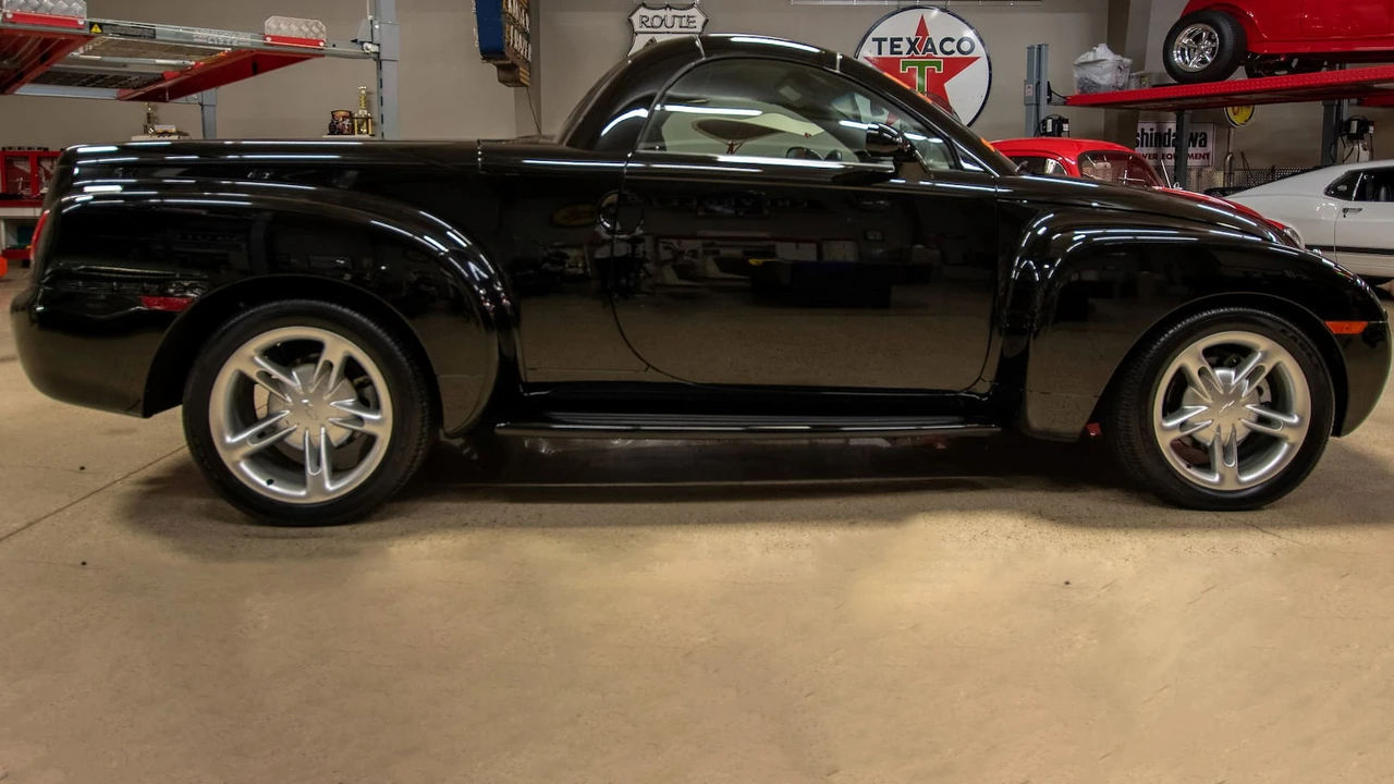 2003 Chevrolet SSR - Image 2 of 18