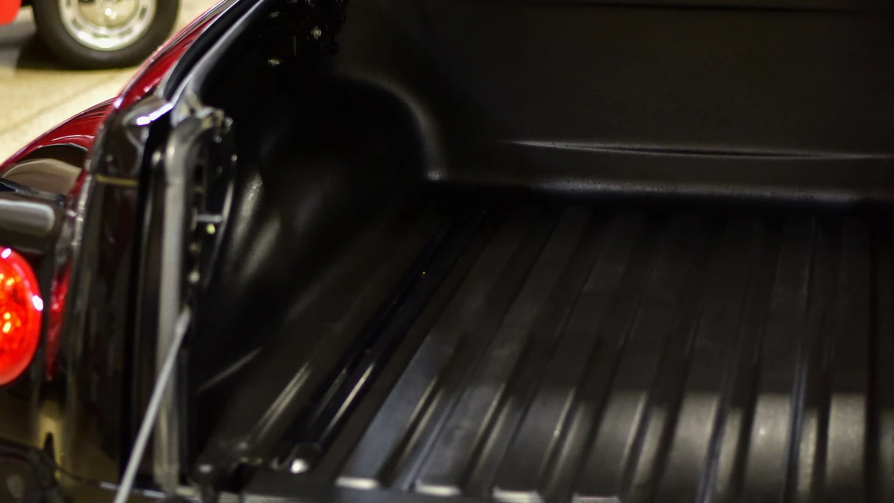 2003 Chevrolet SSR - Image 16 of 18