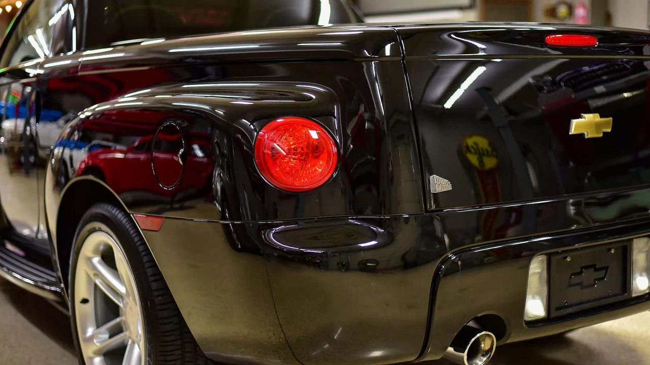 2003 Chevrolet SSR - Image 17 of 18