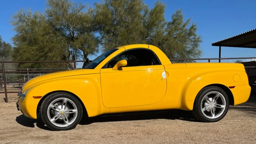 2003 Chevrolet SSR - Image 2 of 4