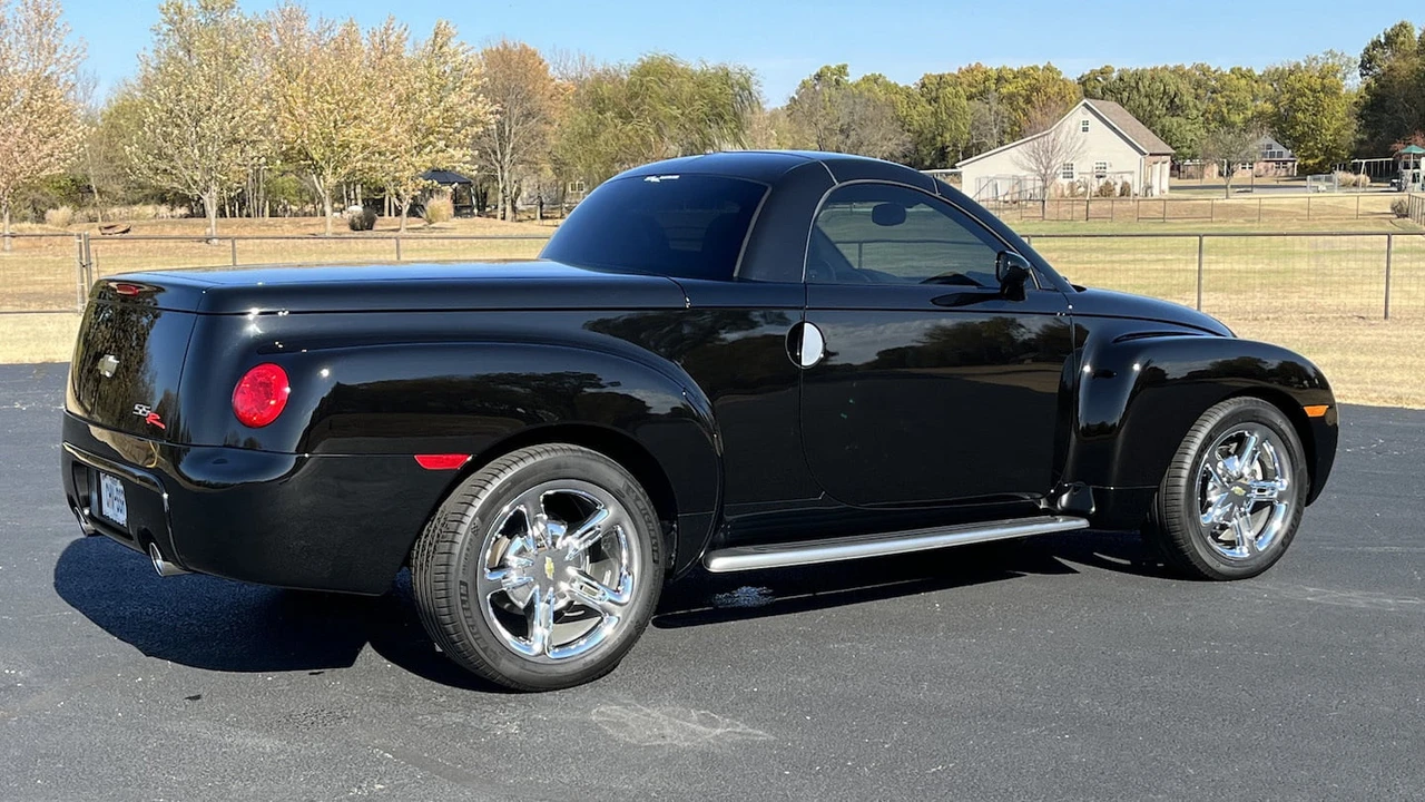 2003 Chevrolet SSR - Image 2 of 17
